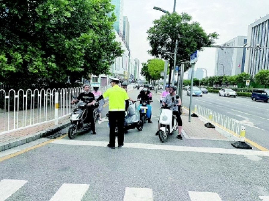 交警2.jpg 交警2.jpg