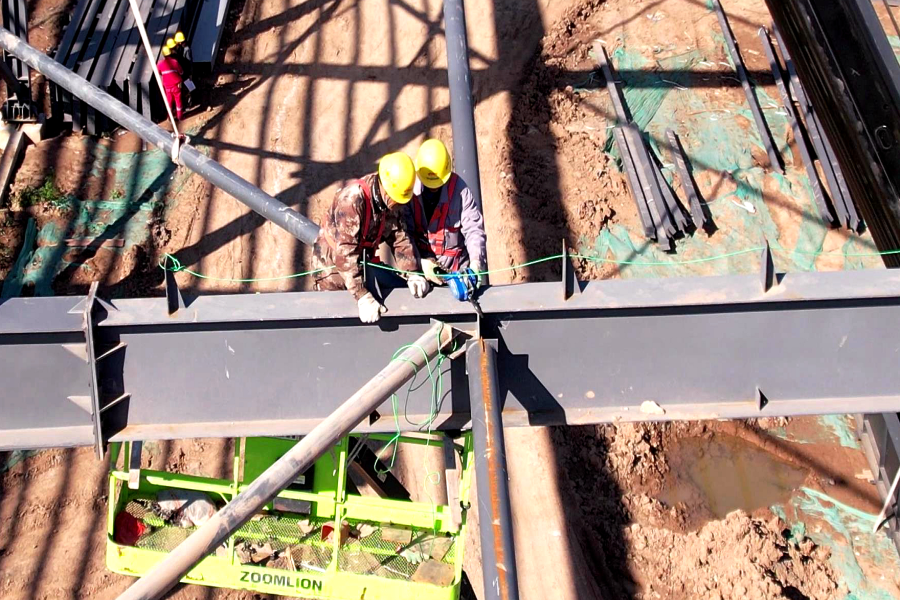 无尾钢化真空玻璃项目建设现场工人空中作业.jpg 无尾钢化真空玻璃项目建设现场工人空中作业.jpg